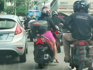 Conduzir motocicleta com calçado que não firme aos pés pode gerar multa