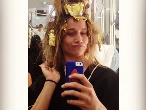 Fernanda Gentil posta foto descabelada ao fazer luzes