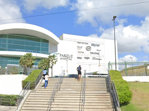 Jovem é atendida após cair de escadaria em shopping