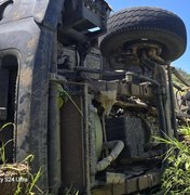 Motorista de caminhão-pipa morre após veículo tombar na AL-145, em Água Branca