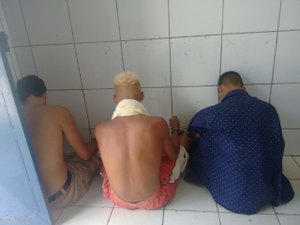 Homens são presos portando arma com iniciais de facção criminosa