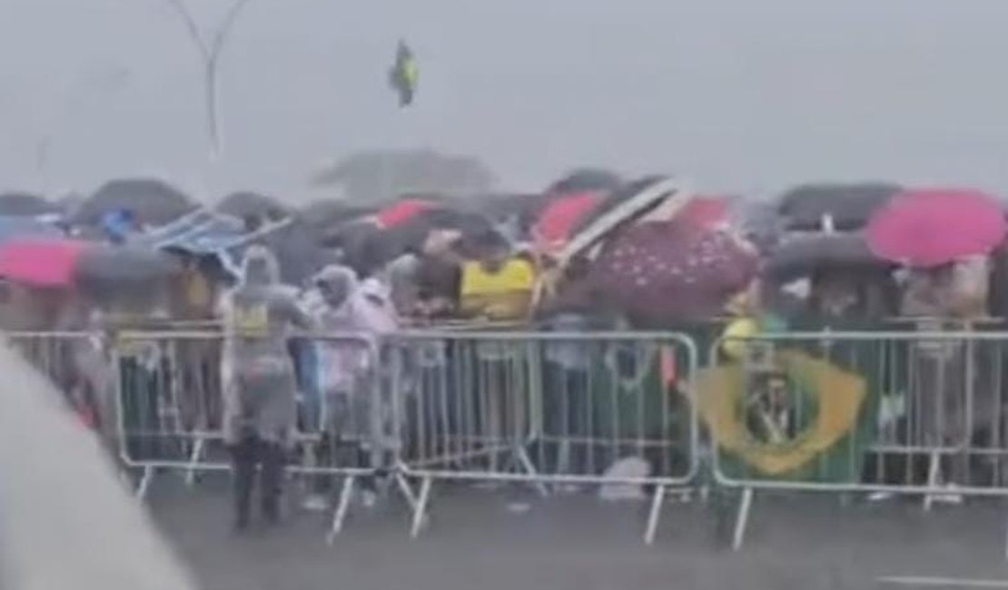 Veja momento em que raio cai durante ato de Nikolas Ferreira em Brasília