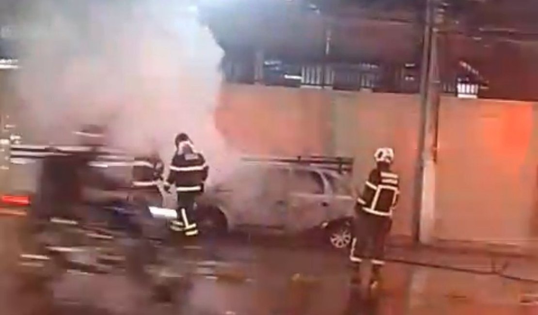 Veículo é destruído por incêndio no bairro Mangabeiras, em Maceió
