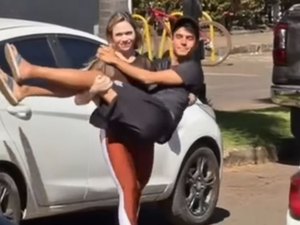 Mulher viraliza carregando marido no colo após ele quebrar o pé