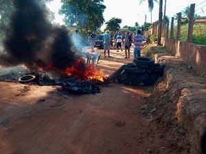 [Vídeo] Moradores fazem protesto pela retomada de obra que foi abandonada por empreiteira