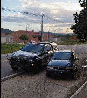 Carro utilizado em sequestro no Sertão é encontrado abandonado em Água Branca
