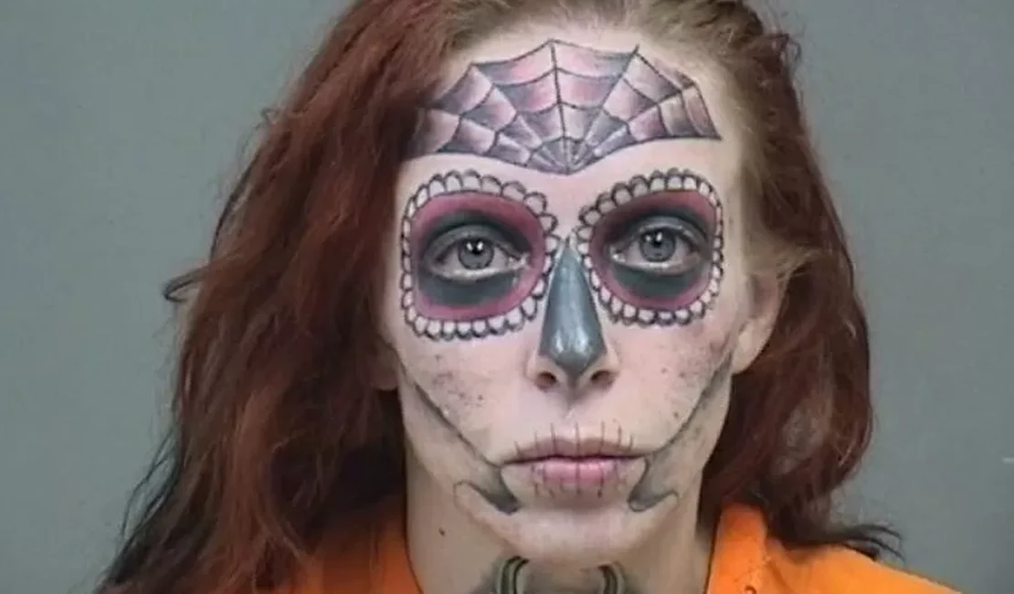 Foto de prisão viraliza e mulher decide mudar tatuagens do rosto