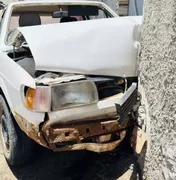 Carro desgovernado atinge muro de residência e deixa feridos em Joaquim Gomes