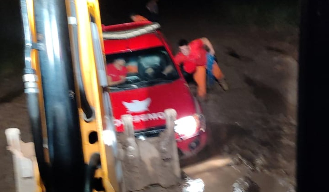 Carro atola e bombeiros não conseguem fazer resgate em Maragogi