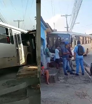 Ônibus com trabalhadores perde controle e invade casa no interior de AL