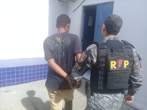 Homem é preso com maconha prensada no Benedito Bentes