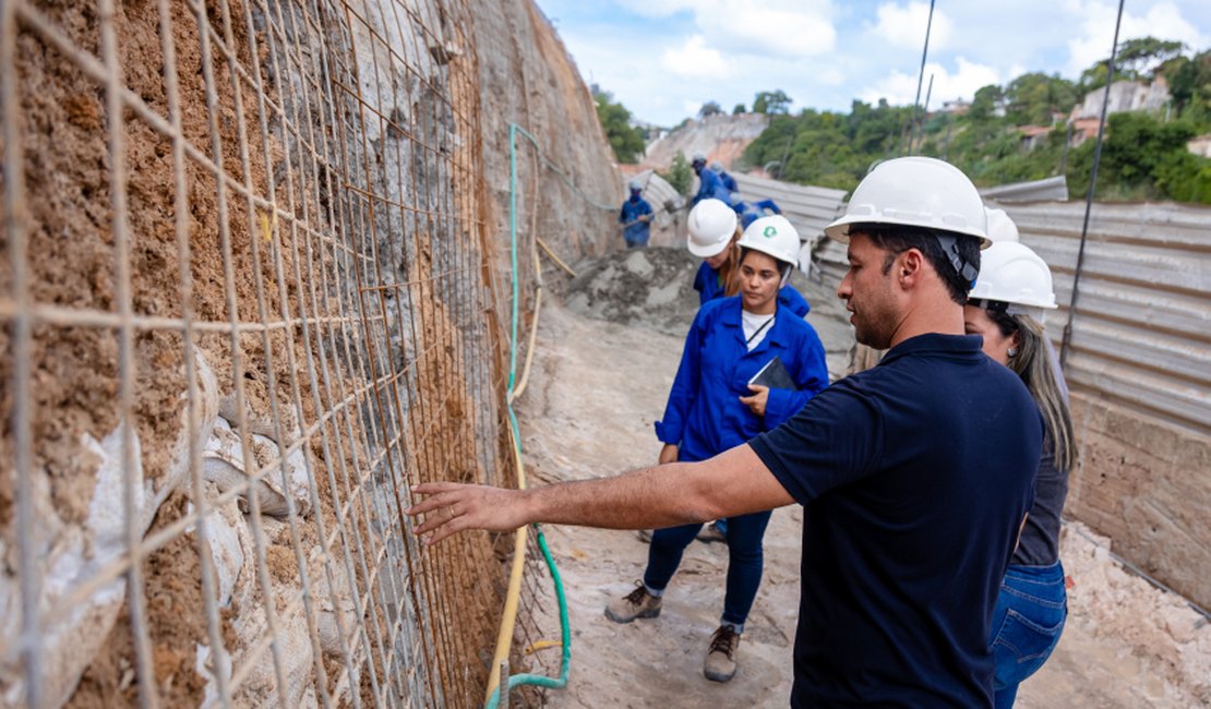 Rodrigo Cunha acompanha obras de contenção em encostas do Vale do Reginaldo