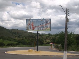 Motociclista perde controle, colide contra parede e morre