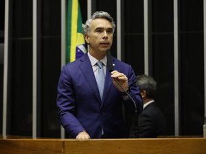 Rafael Brito cobra votação de projeto que cria política nacional de prevenção à violência em escolas