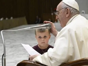 Vídeo: menino invade audiência do papa Francisco e ganha afagos