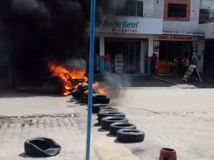 [Vídeo] Moradores realizam protesto no bairro da Levada
