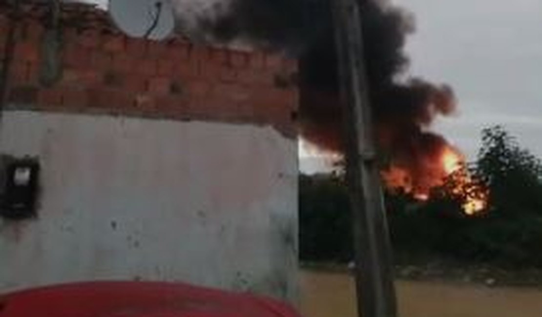Moradores do Planalto II estão incomodados com fumaça provocada por queima de pneus