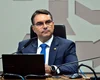 “Estamos oficialmente em uma ditadura”, diz Flávio Bolsonaro sobre prisão domiciliar