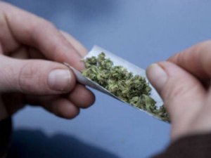Duas pessoas são presas e menor apreendido suspeitos de tráfico de entorpecentes