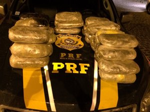 [Vídeo] PRF apreende droga presa no chassi de uma caminhonete