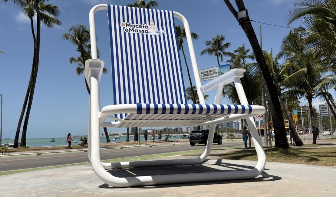 Cadeira Gigante ganha vida nova com estrutura repaginada na orla de Ponta Verde