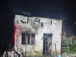 Residência fica completamente destruída em incêndio registrado no bairro do Prado, em Maceió