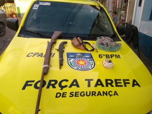 PM apreende espingarda, maconha e pedrinha de crack durante perseguição a suspeito