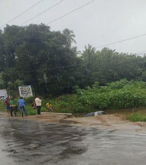 Carro cai no Rio Camaragibe e condutor fica ferido na Rota Ecológica dos Milagres