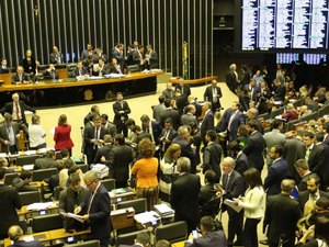 Câmara aprova mudanças em regras de pensão e para mulheres