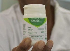 Fiocruz vai fabricar remédio para HIV, o que deve ampliar seu acesso