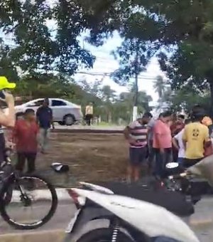 Acidente envolvendo motocicleta é resgistado na  Av. Lourival de Melo Mota