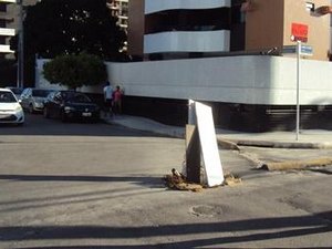 Casal realiza conserto de rede coletora de esgoto no bairro da Ponta Verde