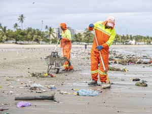 Desde janeiro, Desenvolvimento Sustentável recolheu mais de 3.400 toneladas de lixo nas praias da capital