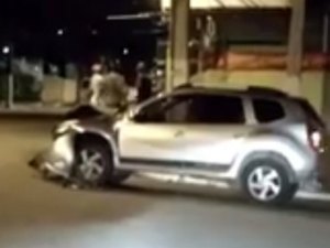 Motorista perde controle de veículo e colide em estabelecimento comercial