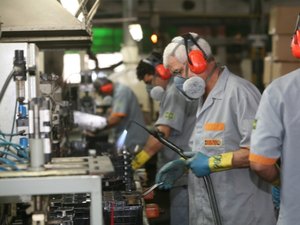 Produção e emprego na indústria mantêm queda em outubro