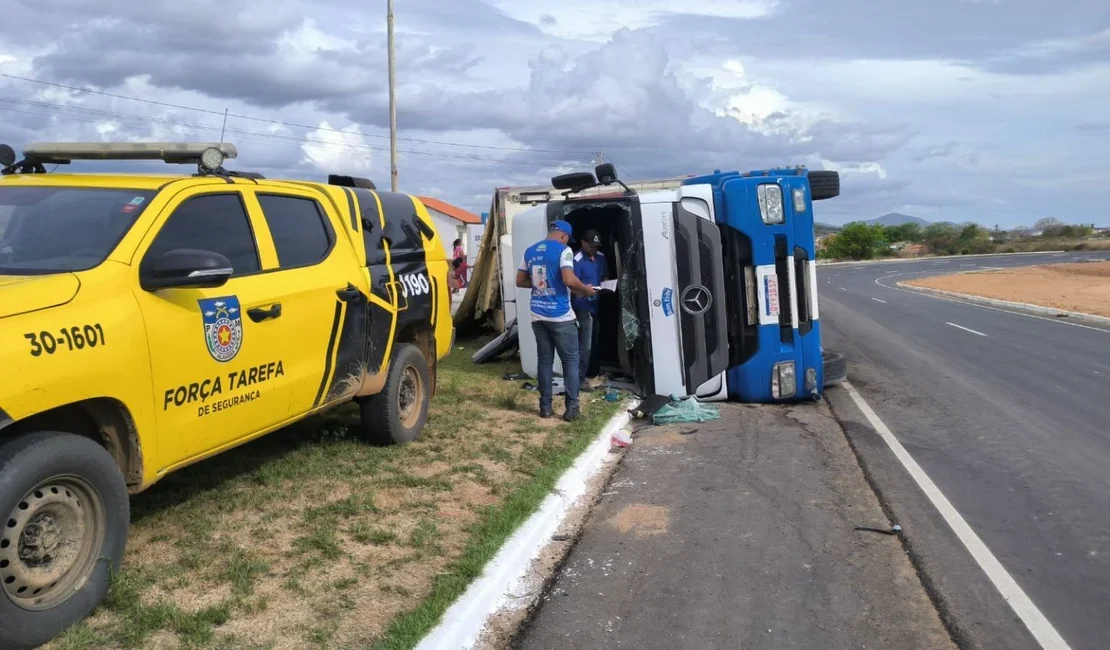 Motorista fica ferido após carreta tombar na AL-115, em Igaci