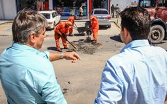 Rui Palmeira vistoria a recuperação de vias no entorno da Praça da Faculdade