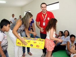 Crianças com autismo recebem doação de brinquedos