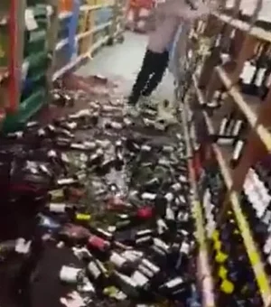 Vídeo: mulher quebra garrafas de vinho em mercado após ser demitida