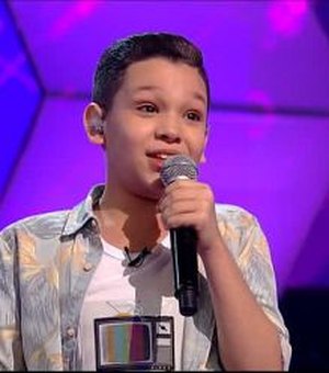 [Vídeo] Cantor alagoano de 11 anos se classifica para a fase seminfinal em programa de TV
