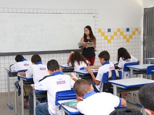 Professores temporários devem entregar documentos até esta terça (30)