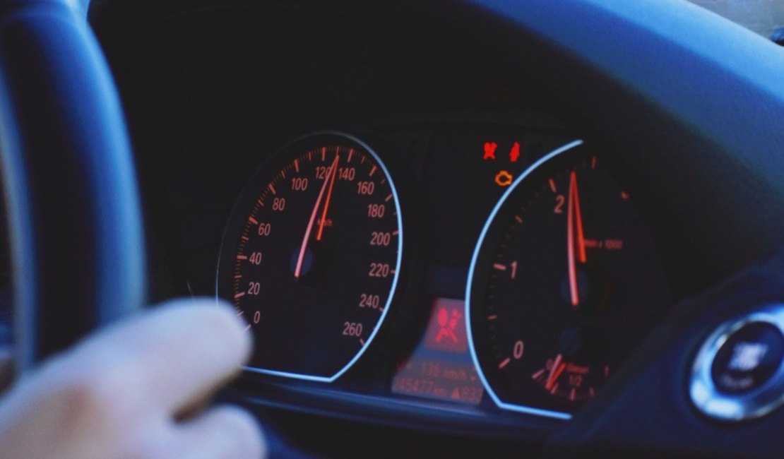 Motorista sem CNH dirige em alta velocidade, quase atinge viatura e é autuado em Cacimbinhas