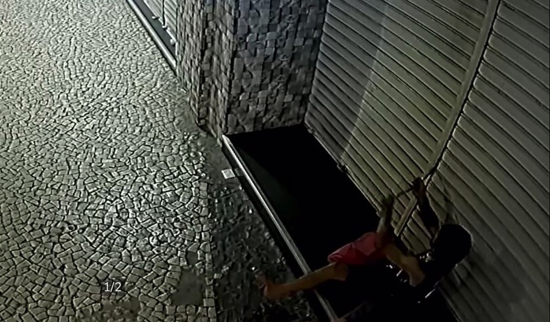 [Vídeo] Jovem finge ser morador de rua e tenta arrombar loja com pé de cabra em Arapiraca