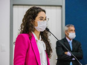 Teca Nelma comemora retirada do projeto que envolve Bolsonaro