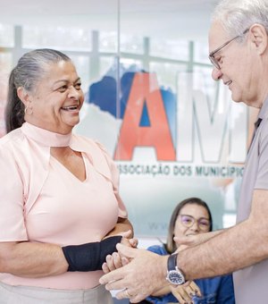 Tia Júlia participa de reuniões na AMA e recebe apoio do senador Renan Calheiros para Palmeira