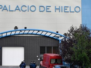 Coronavírus: Pista de patinação no gelo servirá de necrotério em Madri