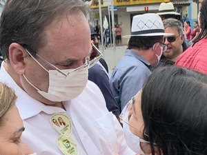 Maturidade: Luciano Barbosa e Gilvânia Barros se cumprimentam durante encontro no centro de Arapiraca