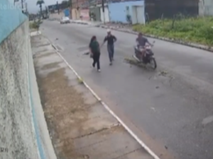 [Vídeo] Mulher é atacada por criminosos de moto, joga bolsa e evita assalto no Jardim Esperança