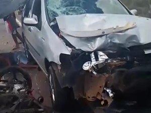 Colisão entre moto e carro deixa casal ferido na AL-115 em Arapiraca