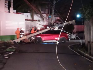 Motorista perde o controle e bate em poste no Farol